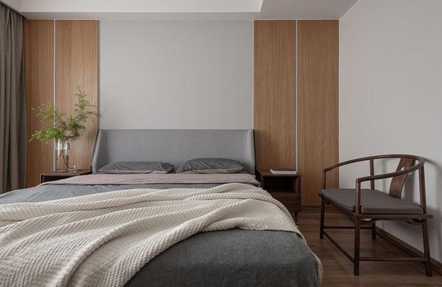 侧卧床头通过灰色与木色对比,营造出安静,平和,舒适的北欧风氛围.