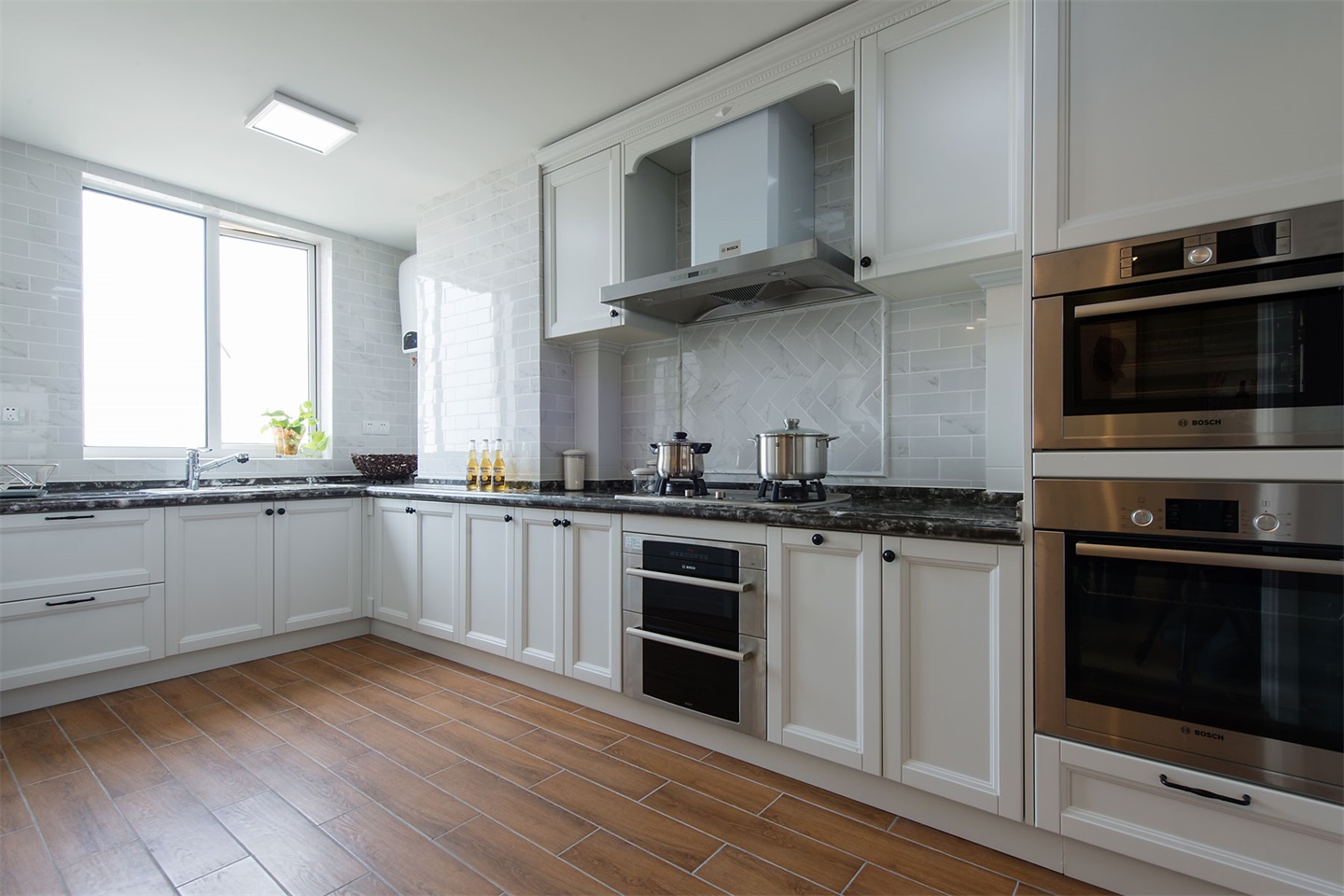 厨房以白色为主,白色橱柜相当有质感,配上嵌入式家电,整个空间显得