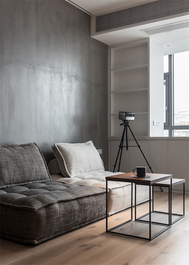 客厅选用布艺素色沙发打造舒适感，为了避免单调，加入了几何形茶几，形成很好的视觉效果。