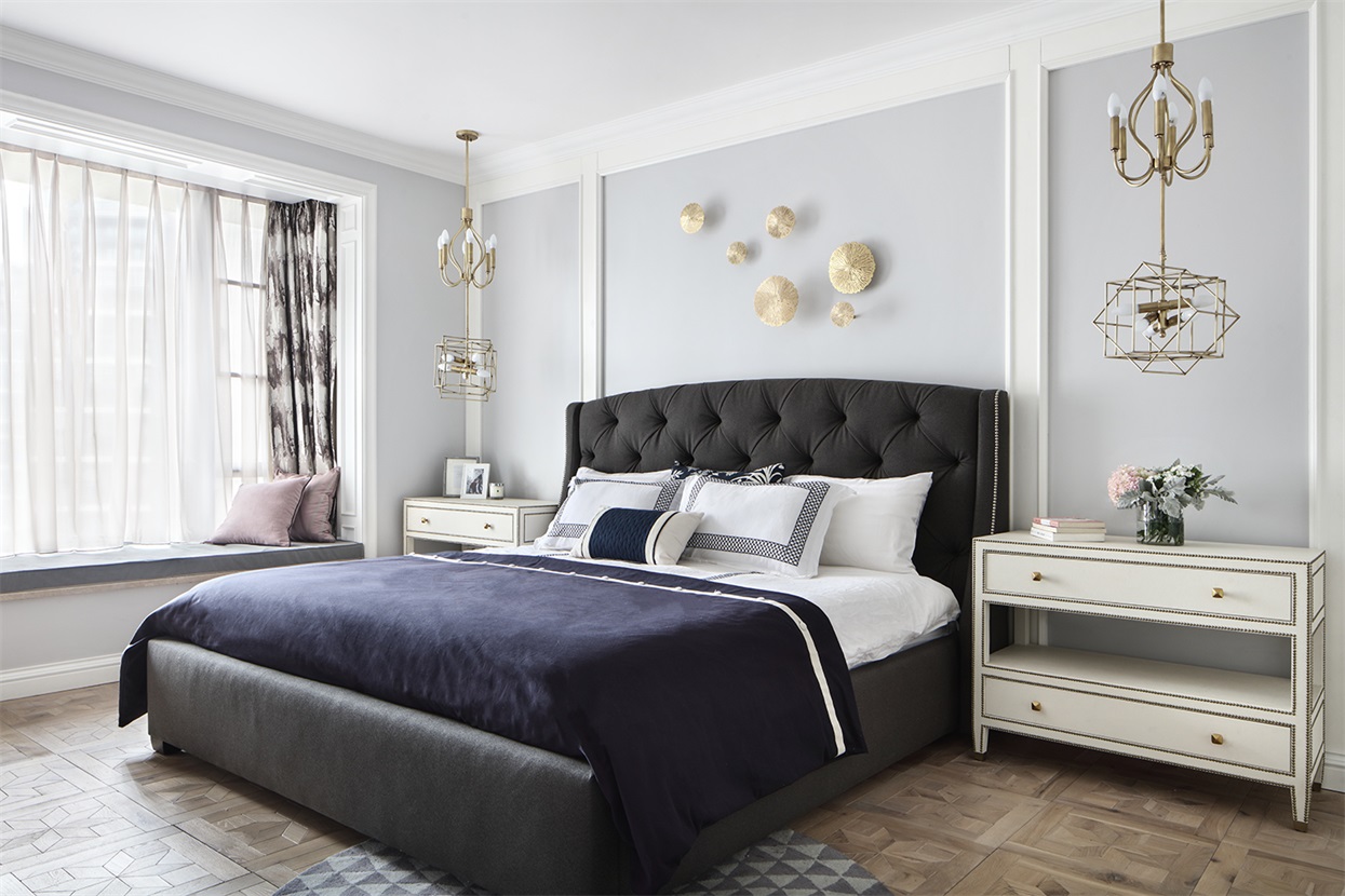 浅蓝色背景与深色双人床搭配，打造出典雅舒适的简欧氛围，灯具时尚前卫。