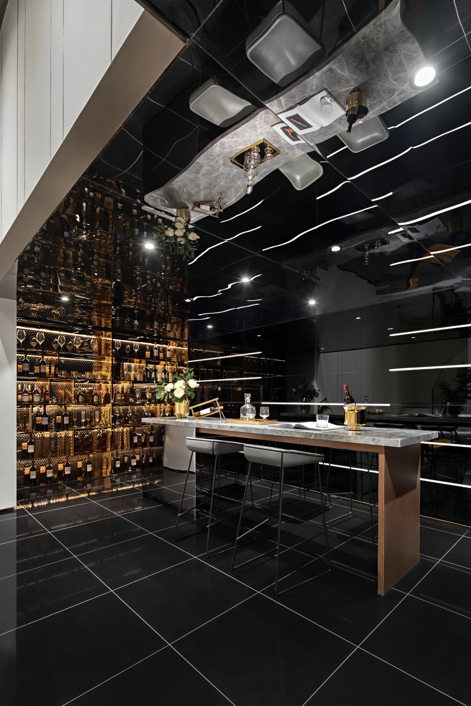 厨房餐厅一体化设计，黑色背景与黑色橱柜相辅相成，彰显出高级品味。