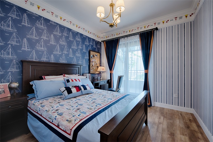 侧卧背景墙使用蓝色壁纸铺贴，结合华丽的木质床头，大气不失奢华。