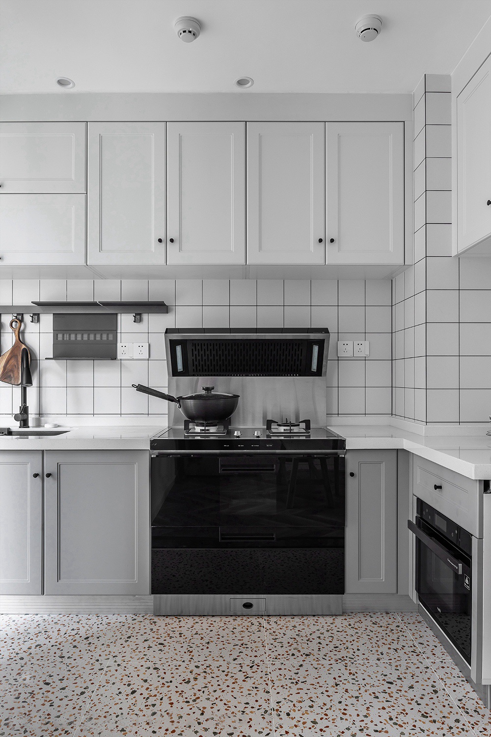 厨房以白色为主，给人简单治愈的感觉，小型方块瓷砖流露出清新之感。