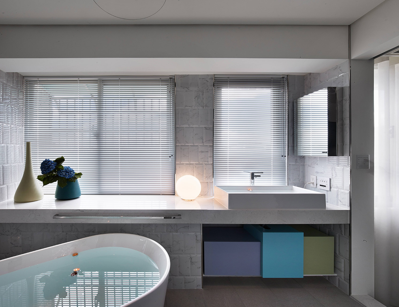 卫生间以白色为主基调，洗手台设计大气，呈现出精妙的生活美学。