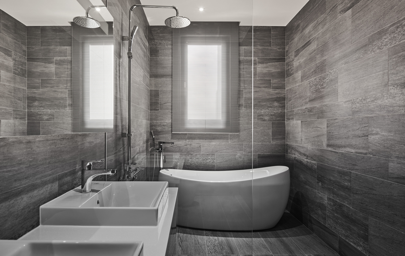 卫浴间的背景色彰显着现代高雅的生活品味，白色洁具装点其中，静谧温雅，耐人寻味。