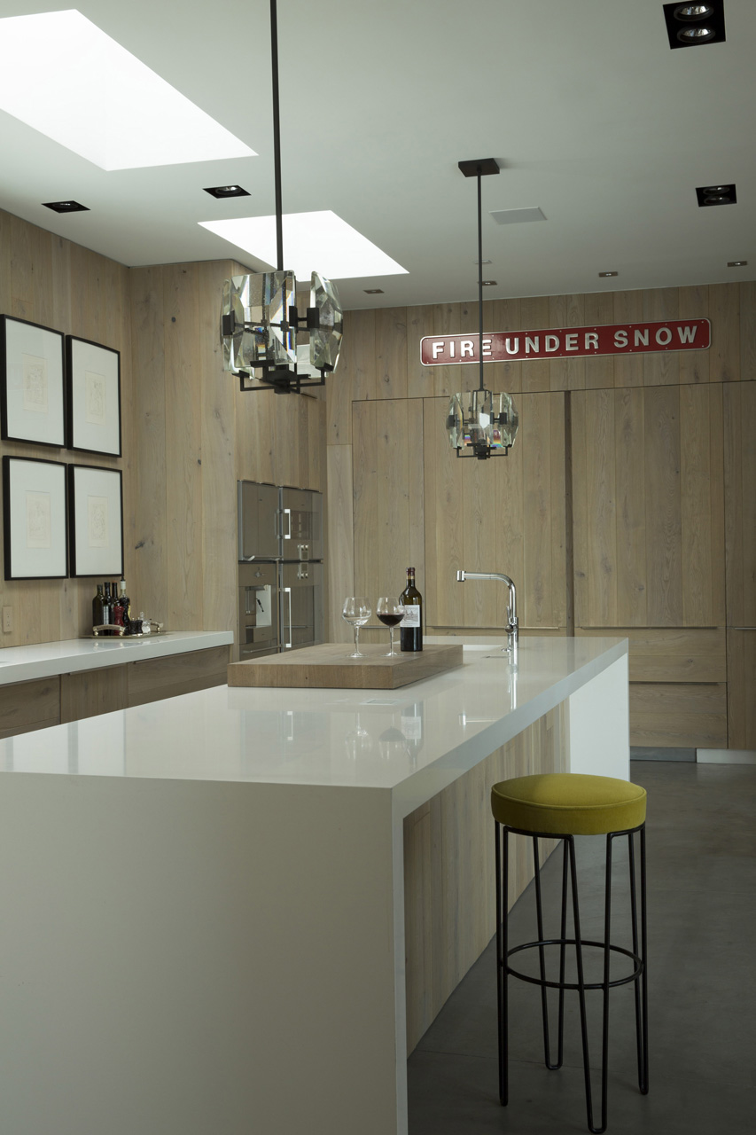 厨房的设计让人眼前一亮，个性吊灯，白色中岛、木质橱柜等家具都提升了空间的美式格调。