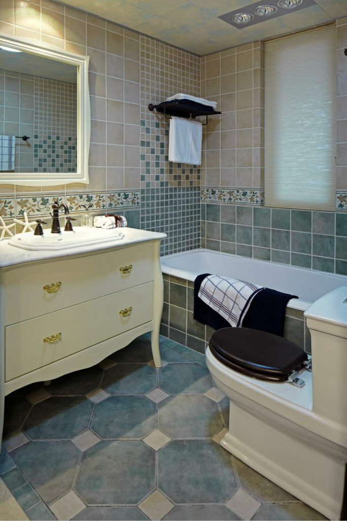 卫浴间是流行的干湿分离设计，用玻璃门将卫浴间一分为二，让淋浴之外的场地保持干燥
