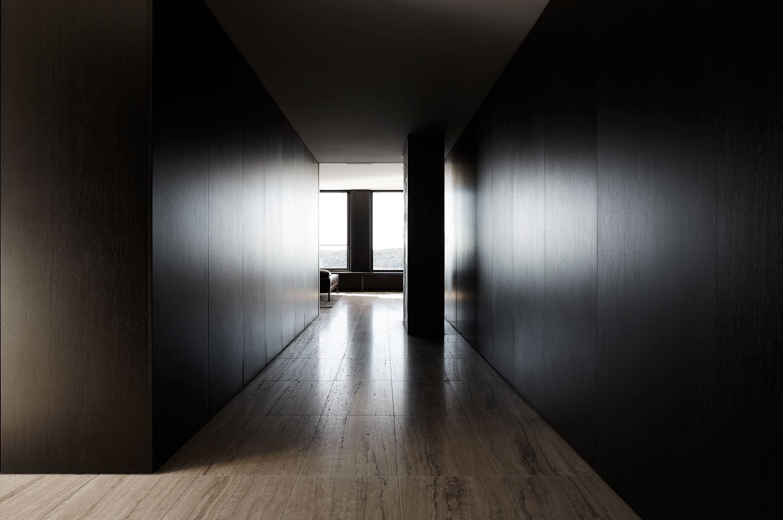 玄关以以精致的黑色调加以木地板组合，打造出属于现代家居的品质生活。