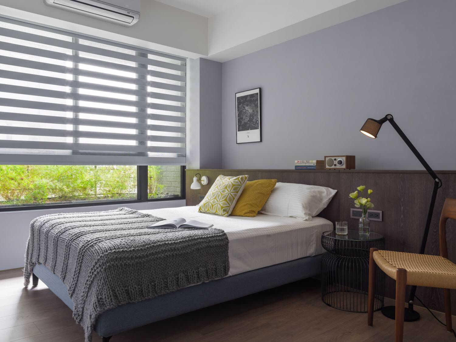 主卧整面墙采用浅紫色设计，搭配木质调的融入，营造出良好的休憩氛围。