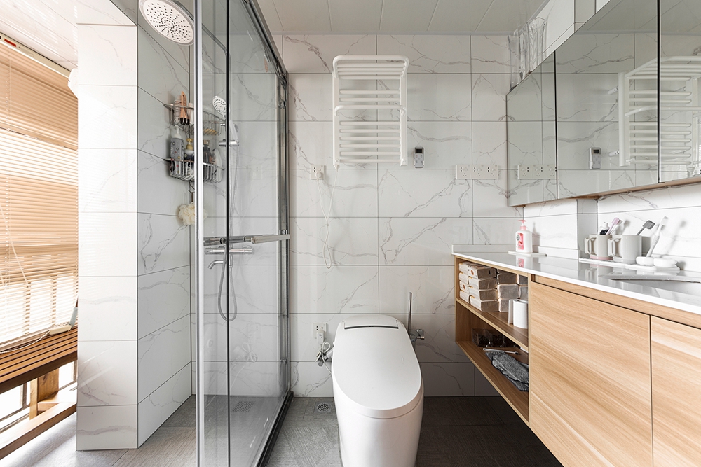 卫浴背景墙采用通透细腻大理石铺贴，使空间更加宽敞明亮、舒张通透。