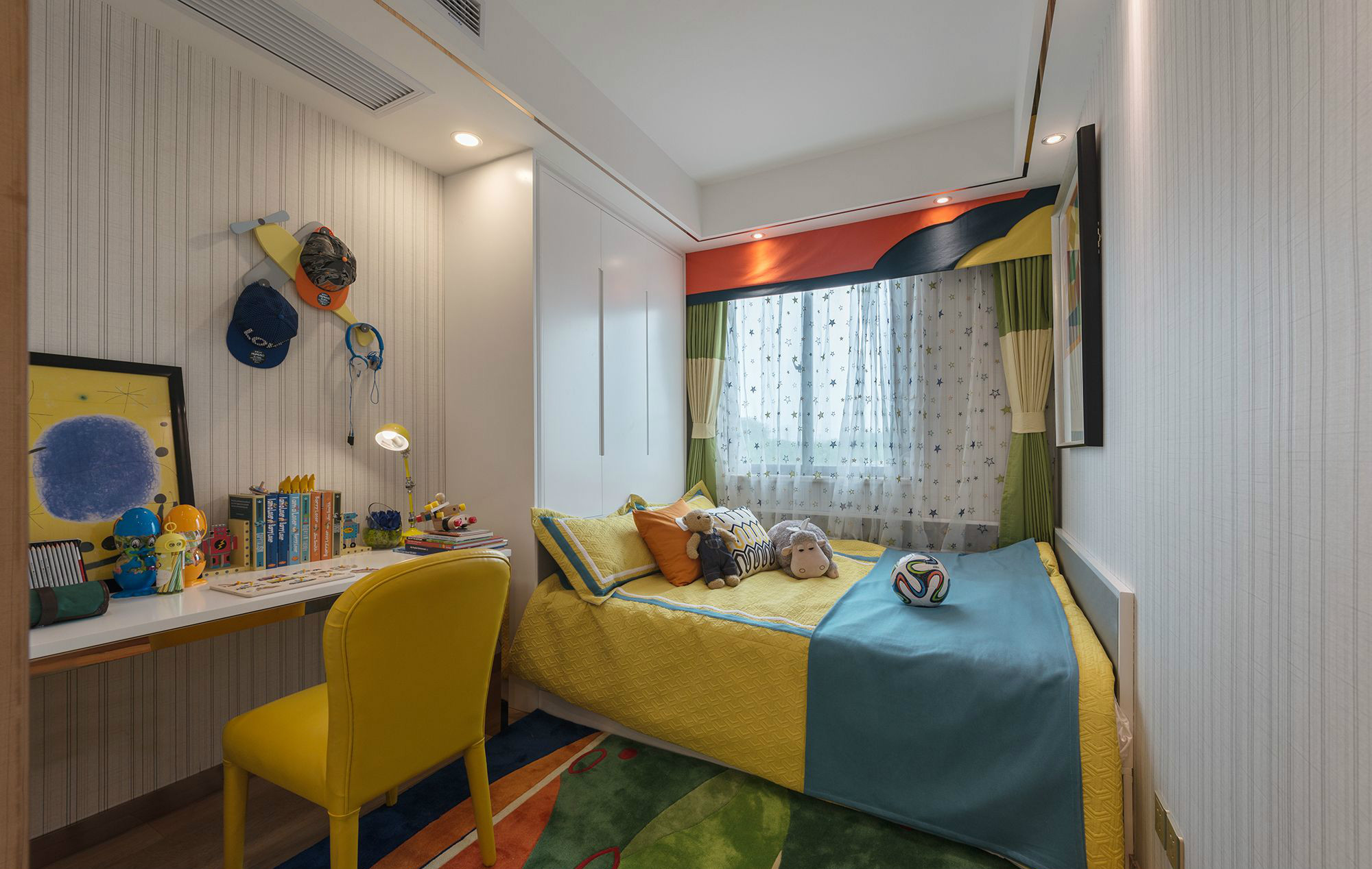 儿童房简洁大气，配色温暖舒适，榻榻米一体柜是个性化的体现，以提升了空间利用率。