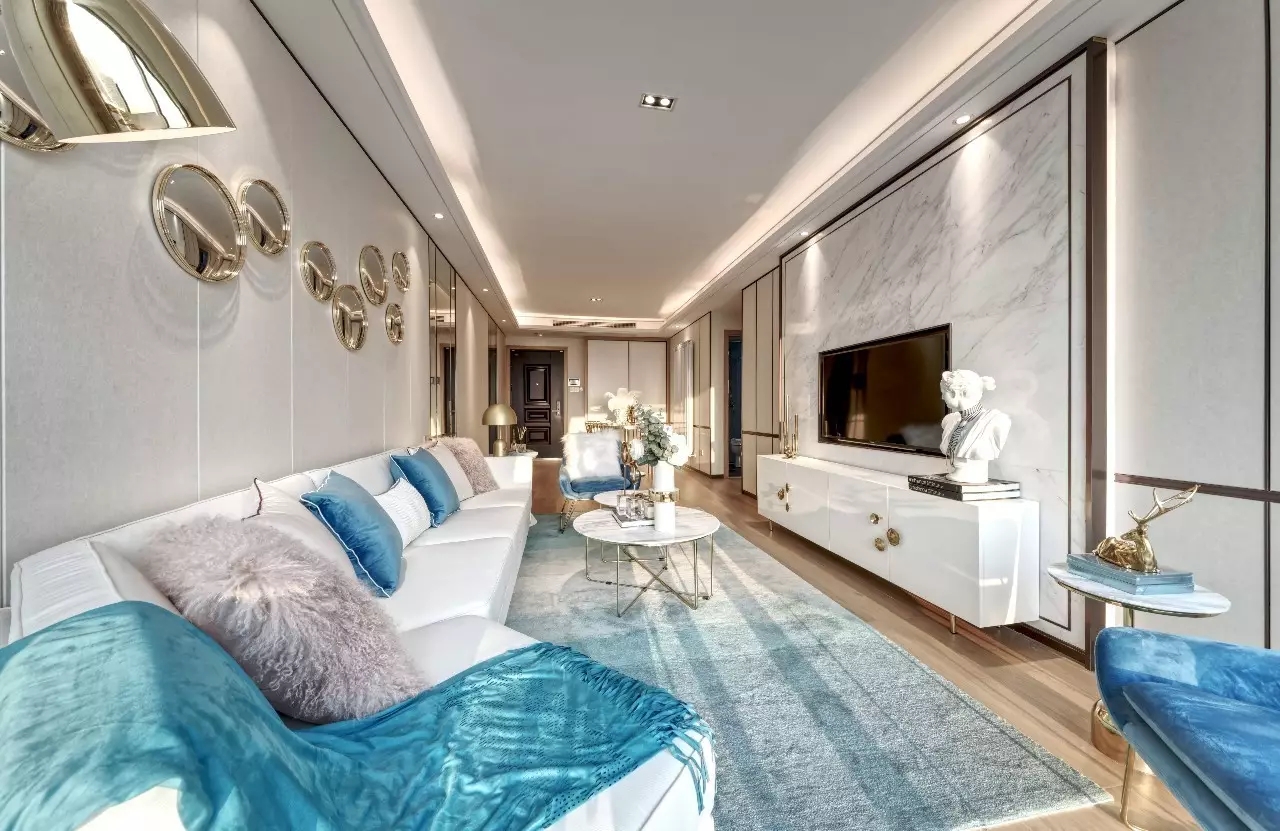 客厅采用高级的色彩搭配，配以精致的蓝色软装点缀，增加了空间的优雅质感。