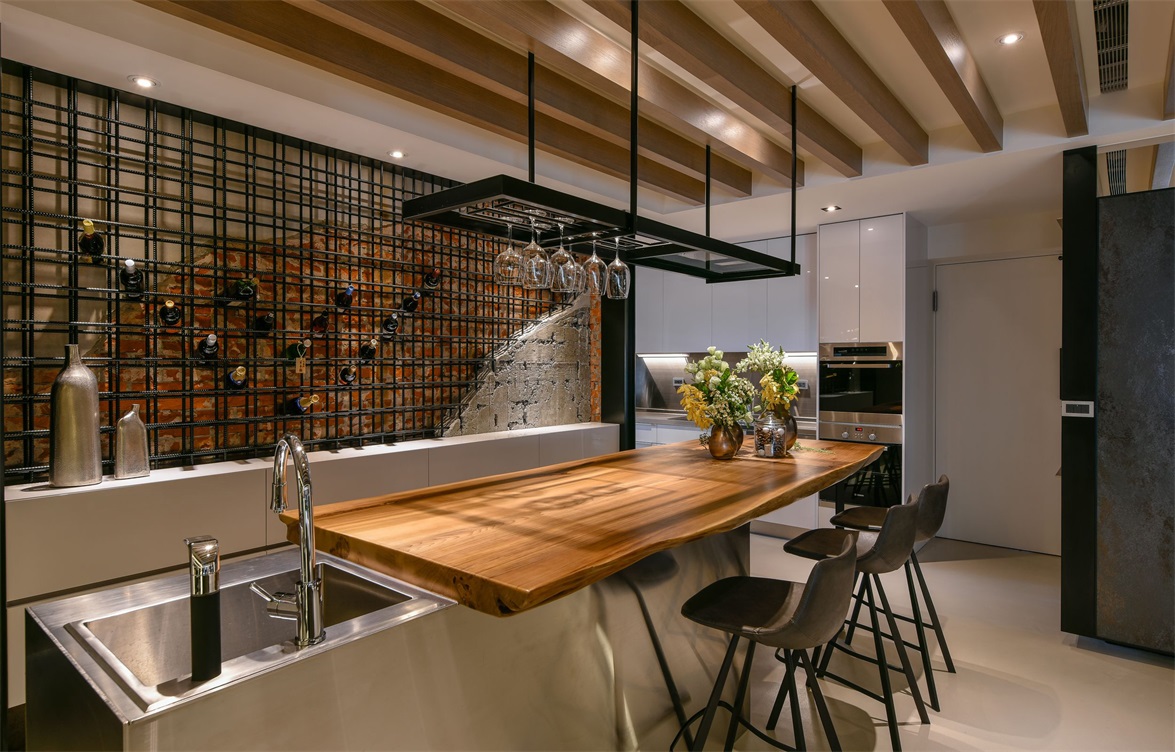 餐厅设计简单素雅，木质餐桌与吊顶的颜色相呼应，温馨在客厅内蔓延开来。