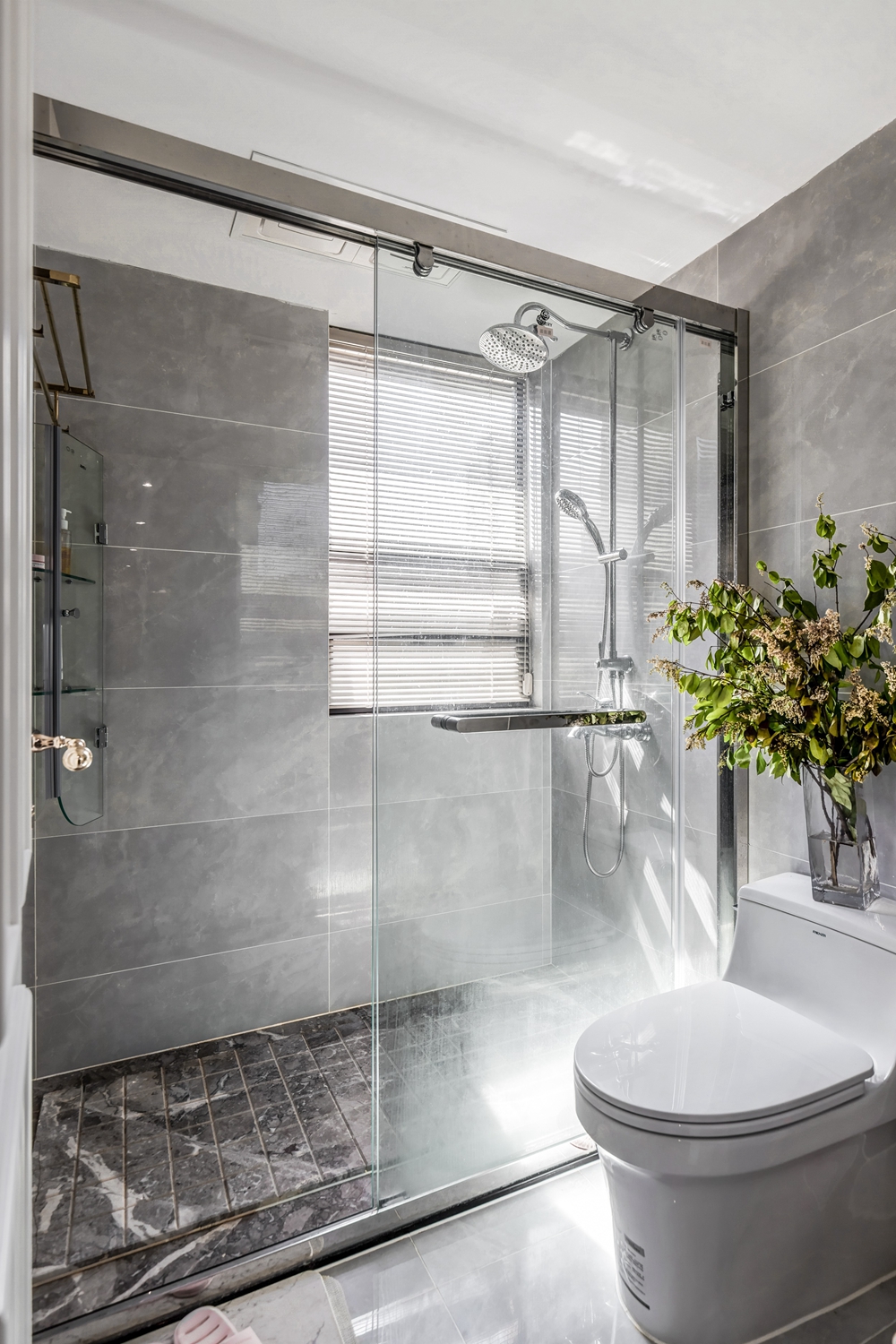 卫生间以米色为主基调，地面拼色地砖，并用玻璃进行干湿分离，让卫浴空间显得更加时尚。