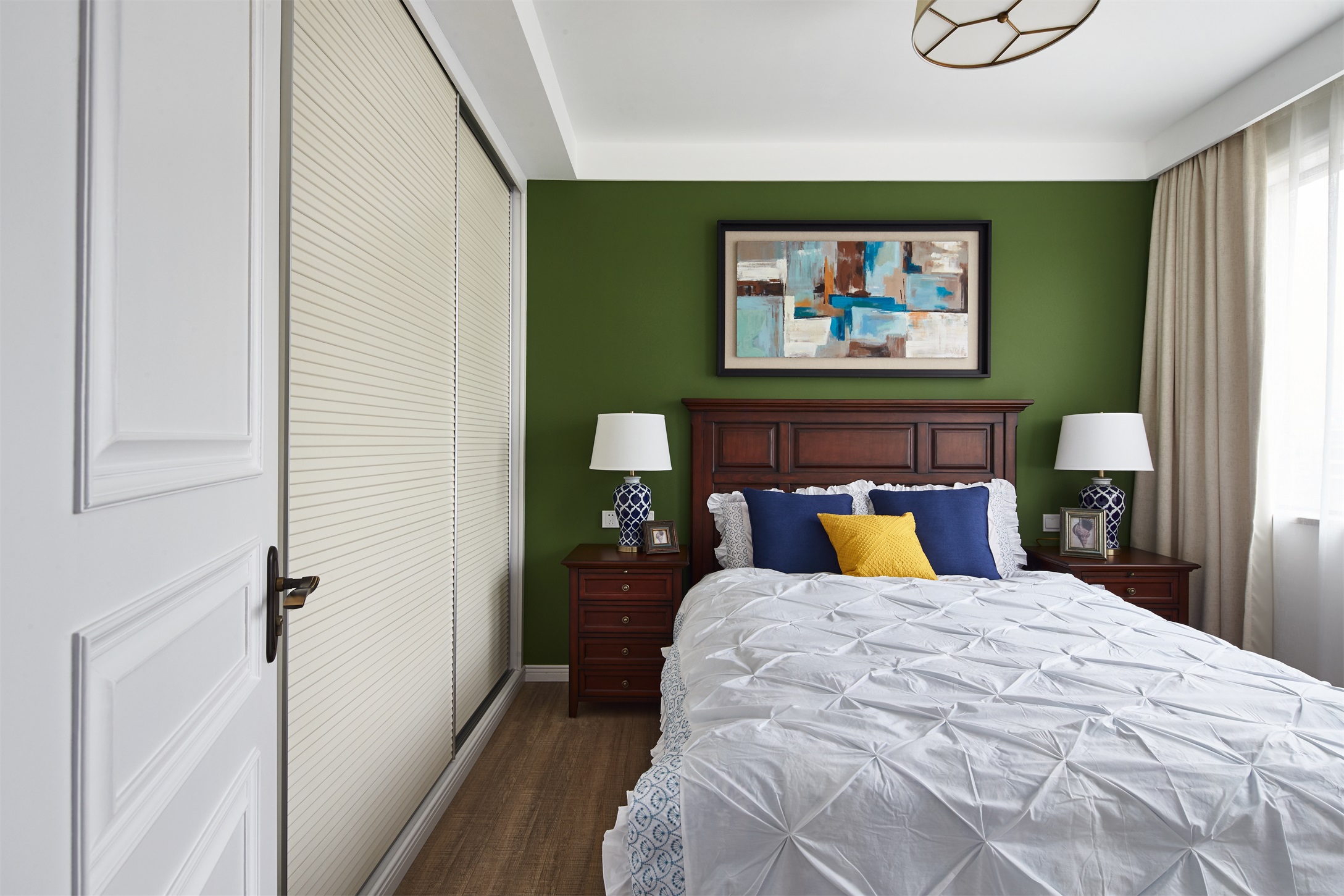 绿色背景墙运用是整体空间的亮点，彰显欧式卧室文艺之感，充分展现主人美学造诣。