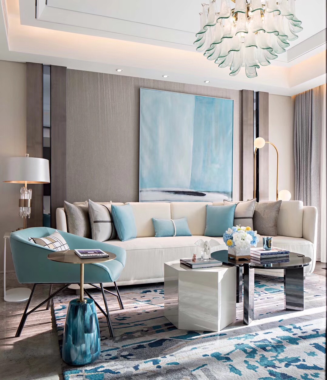 硬朗质感的木饰背景搭配米白色布艺沙发，共同组成了客厅的第一感官。