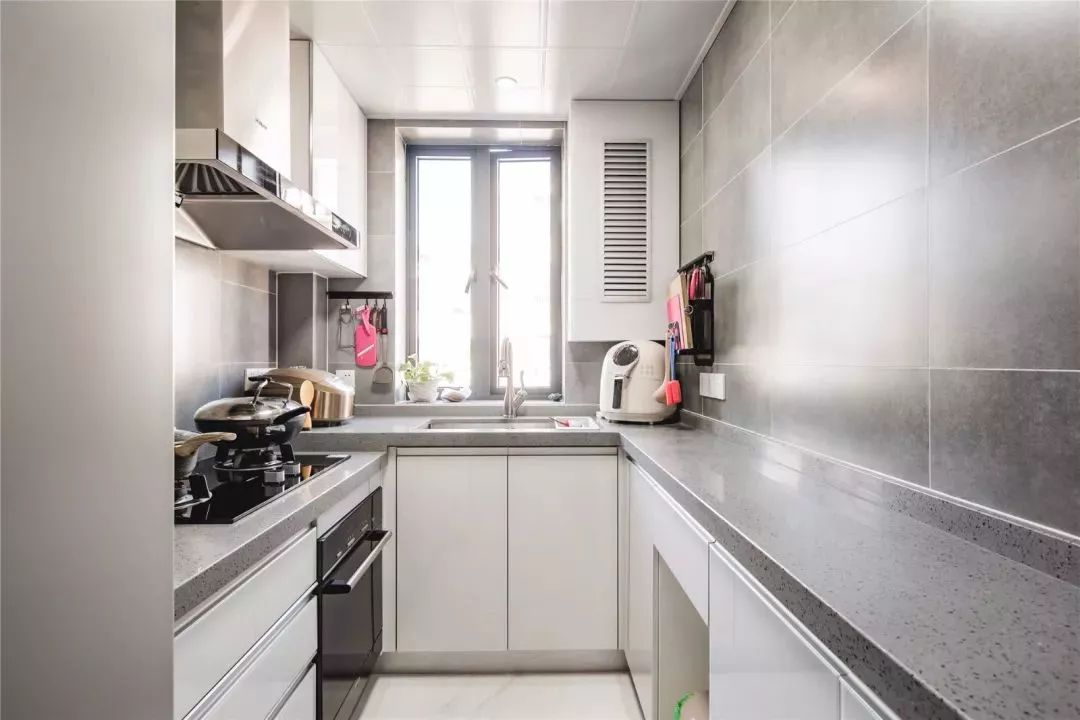 厨房空间以灰白色为基调，流畅的动线设计打造出温润的烹饪日常。
