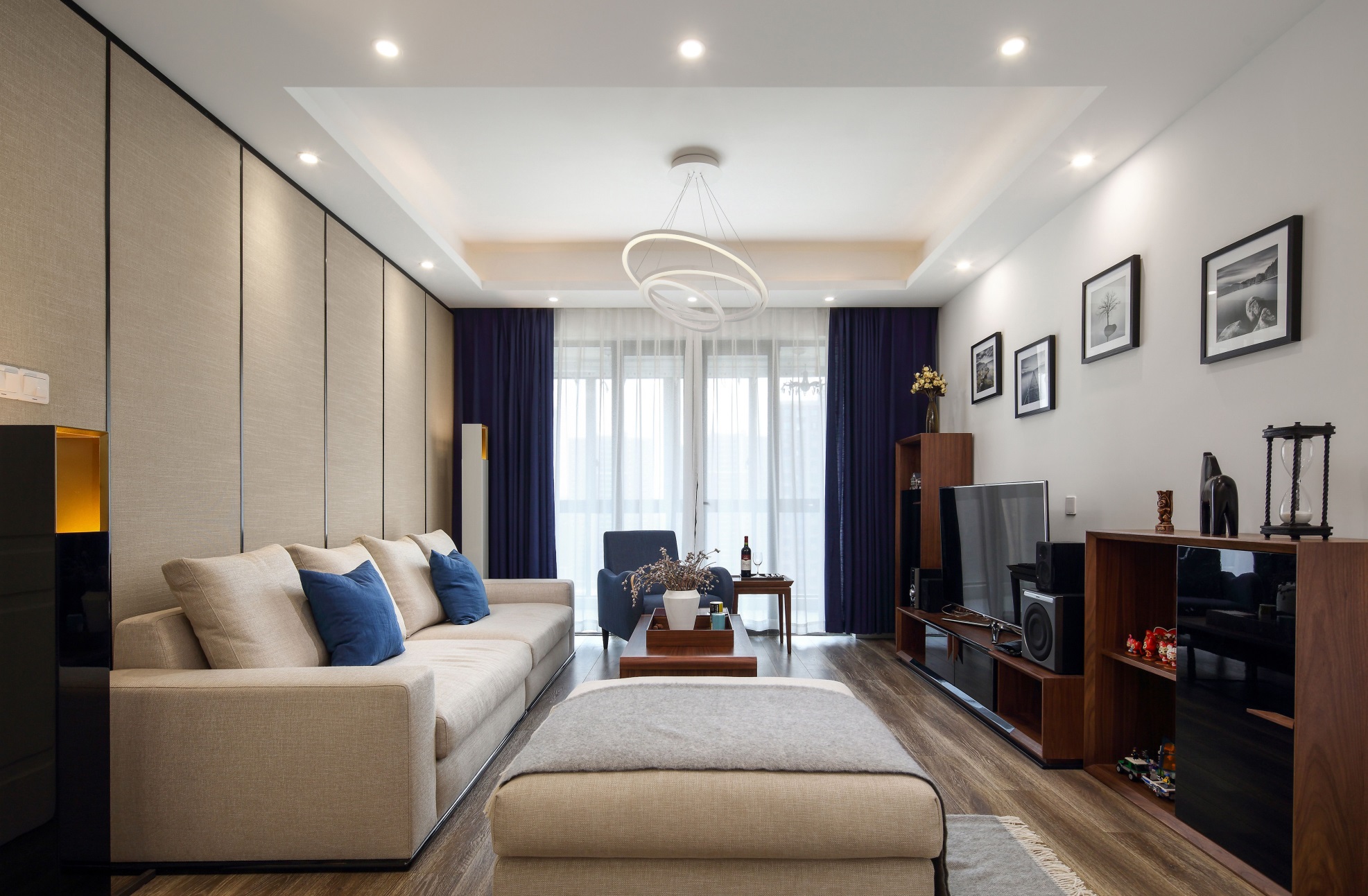 简约的空间下使用米色饰面作沙发背景墙,白色的沙发塑造出空间的宁静