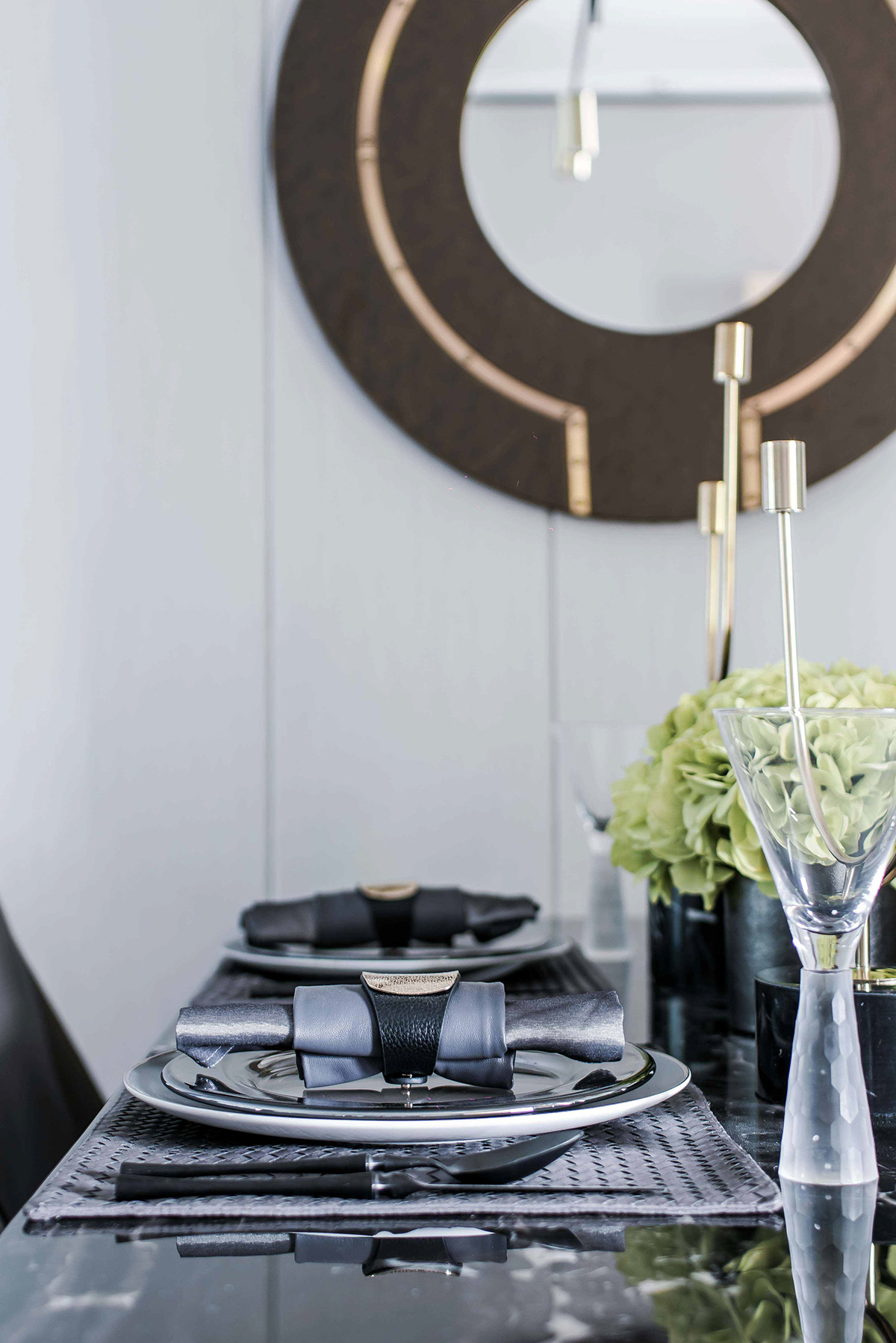餐厅采光较好，设计师将具有优雅质感的软装结合现代家具搭配，展示着精致高端的生活态度。
