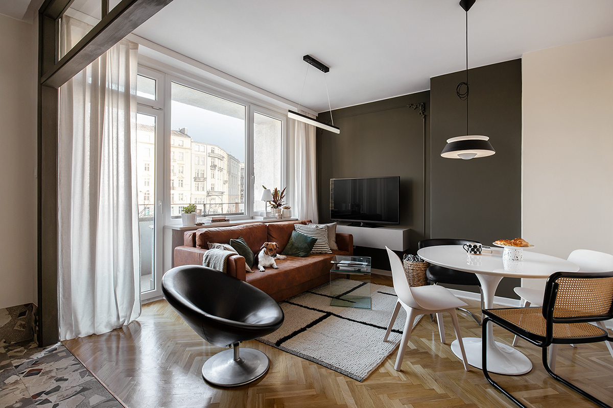 咖色皮质沙发加上绿色靠包，使整个客厅氛围变得更加稳重，电视墙造型令人耳目一新。