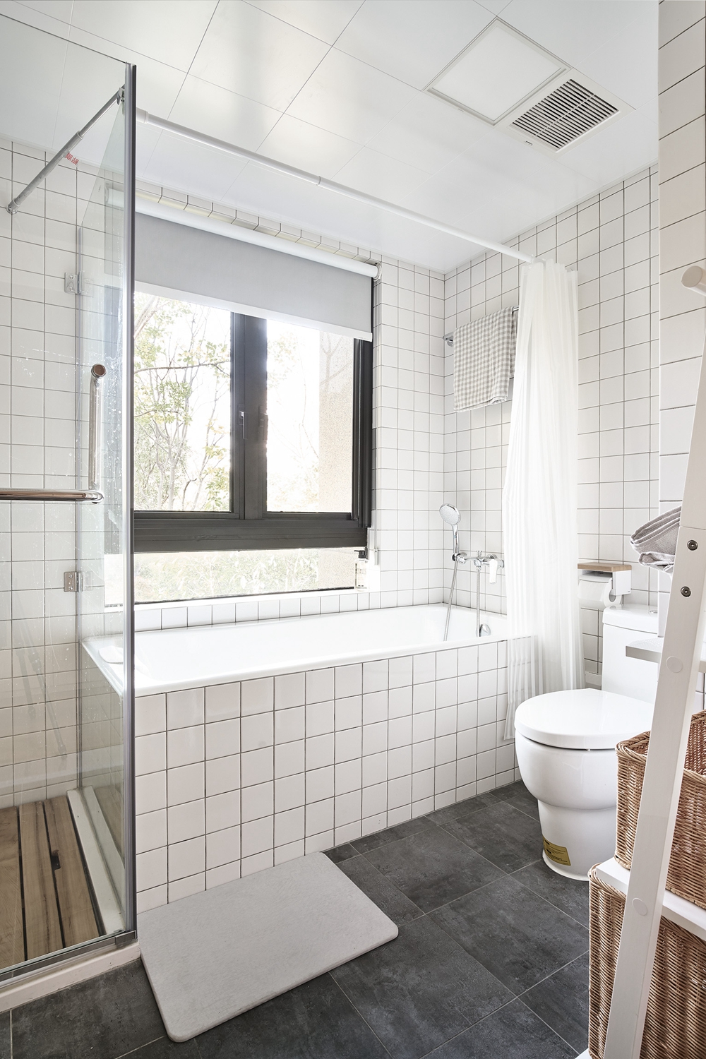 淋浴房一侧设计为浴缸，浴缸采用浴帘做干湿分离，让空间变得更加灵动。