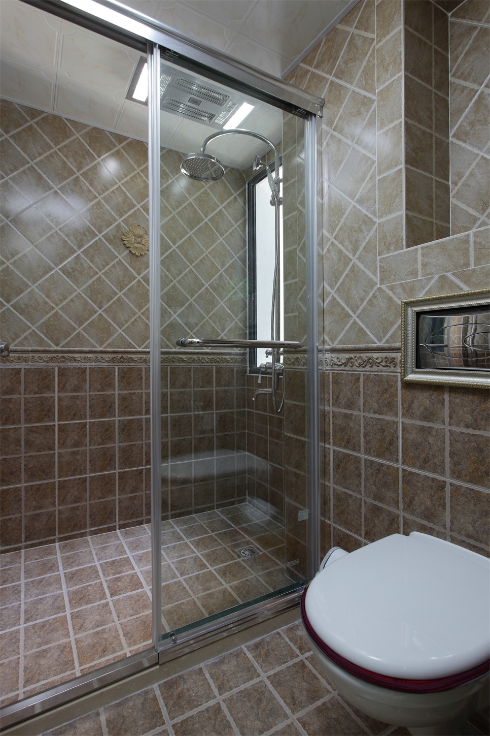 卫浴间的墙体与地面形成浑然一体的淡然本色，干湿分离提高了空间层次。