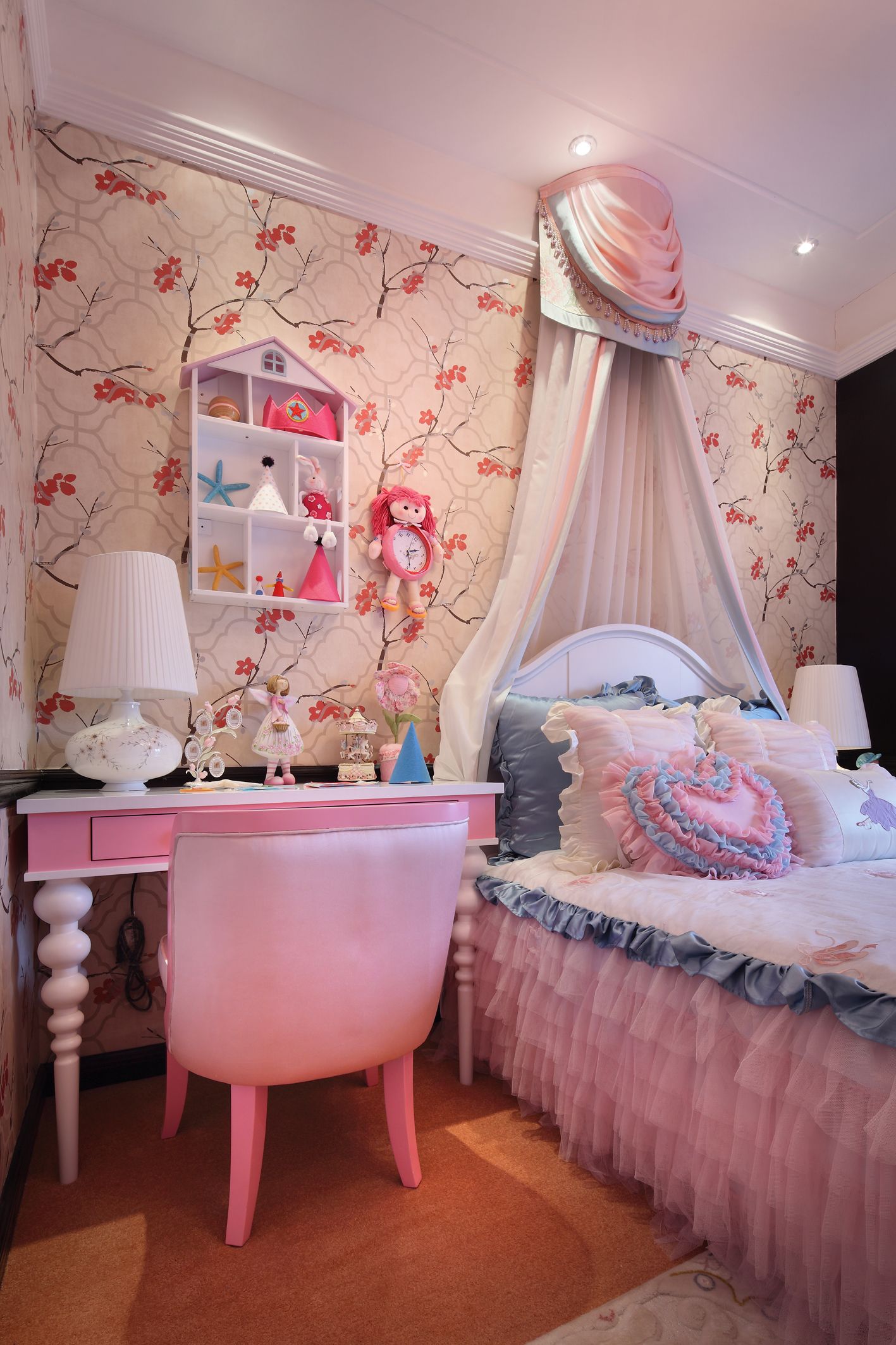 儿童房充满了灵动感和可变性，粉色空间中融入中式壁纸，空间质感十足。