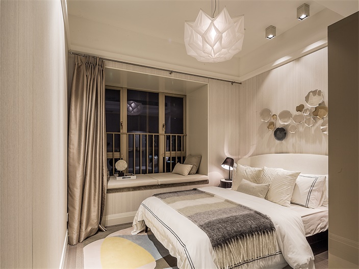 卧室床头背景墙使用现代主义手法打造，提升空间奢华质感与色彩层次。