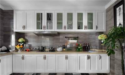 白色橱柜和米色工作台搭配，鲜明的颜色对比，展现出烹饪空间的张力。