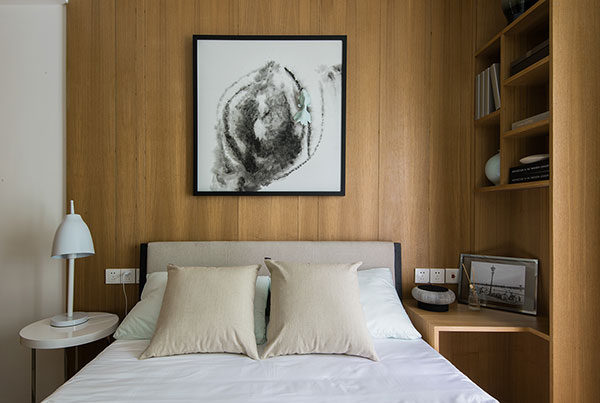 侧卧以木质色调为基调，木饰板背景墙让温馨得以延伸，收纳柜增加了视觉变化层次。
