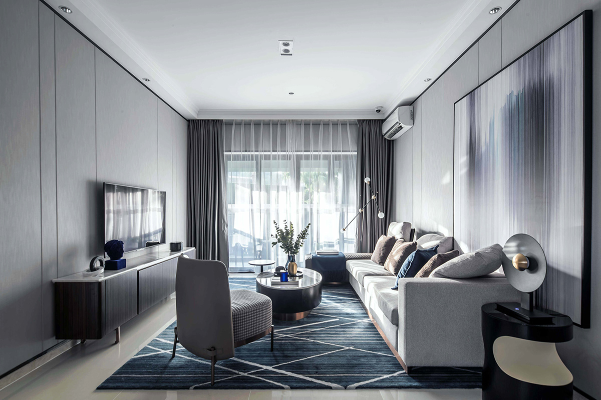 客厅以高级灰为主调，家具材质注重高品质，细节软装中式设计感。