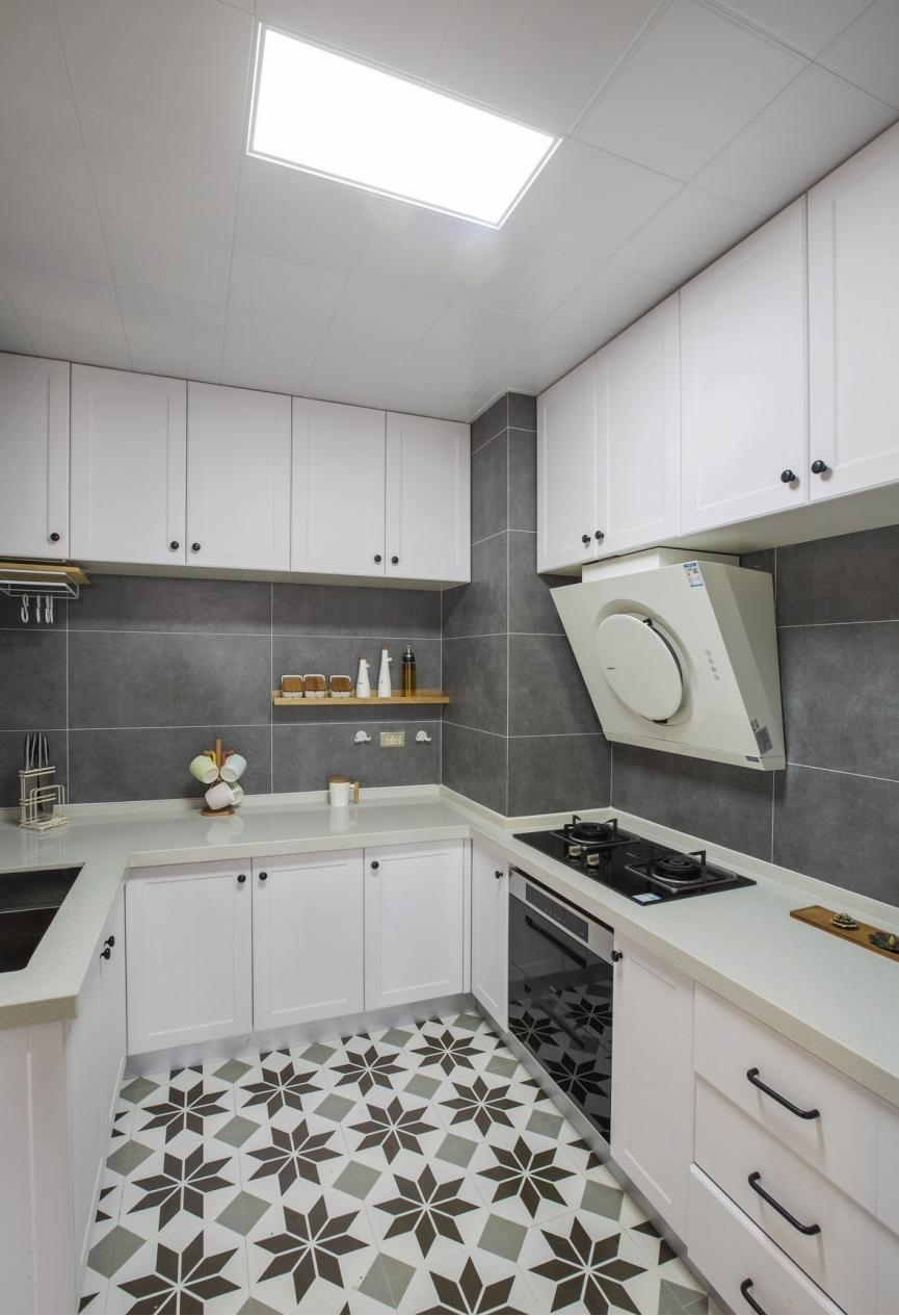 厨房呈U型结构，使活动空间和处理空间两两保持平衡，给予最大的舒适度。洗切炒动线流畅