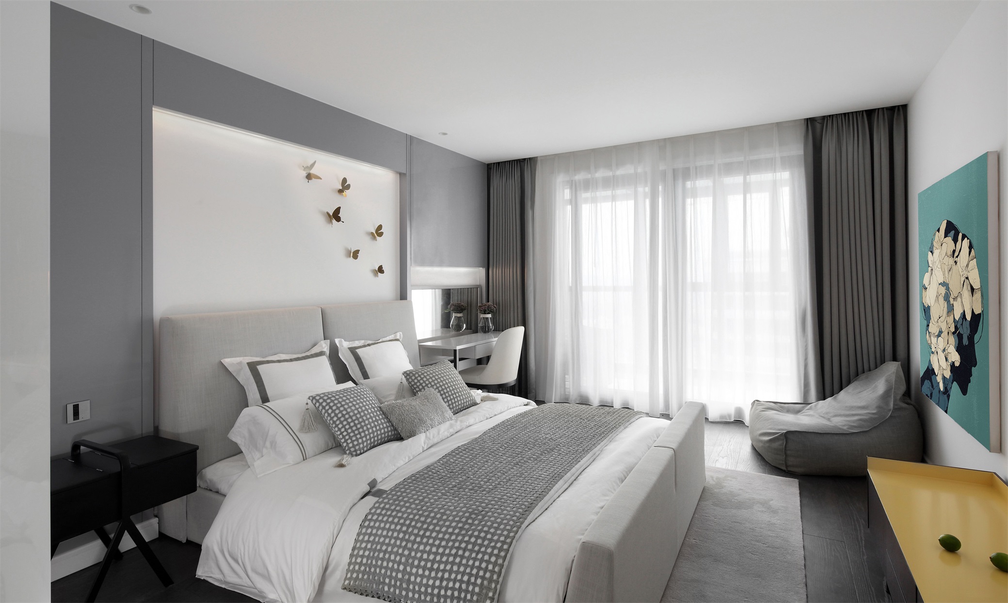 侧卧灰色的背景墙设计，表现出卧室空间自然持久的生命力，搭配白色床铺软装，空间温馨素雅。