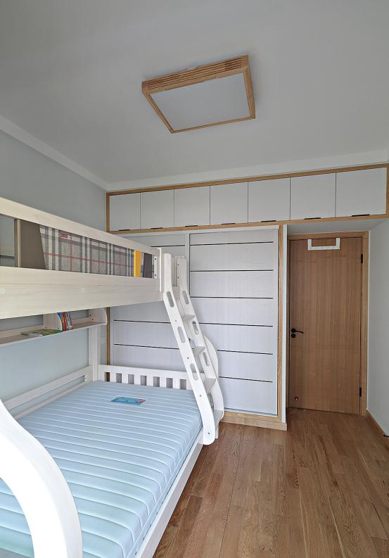 次卧的布局与主卧大致相同，上下床增加了休息空间，避免睡觉时被打扰。阳台同样定制了柜橱。