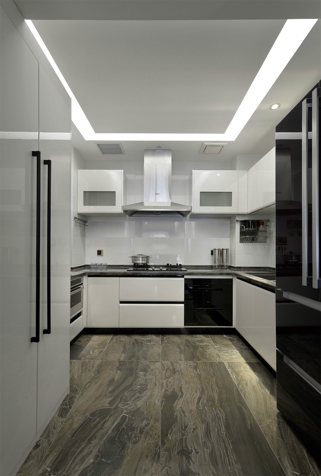 厨房动线规划有序，点线面的光源令空间层次更加分明，橱柜因地制宜。