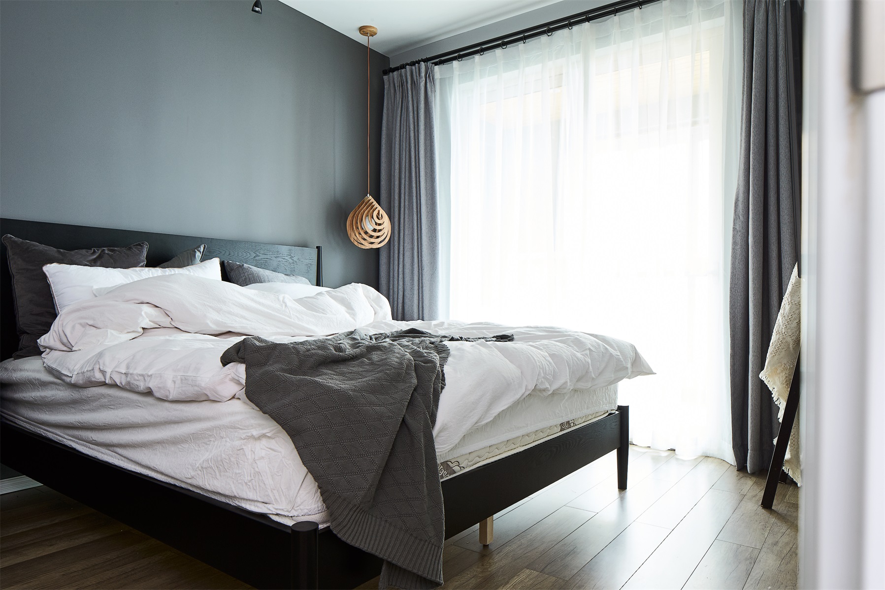 简约的卧室设计，大胆使用黑色床架，使整个空间散发着理性雅致的味道。