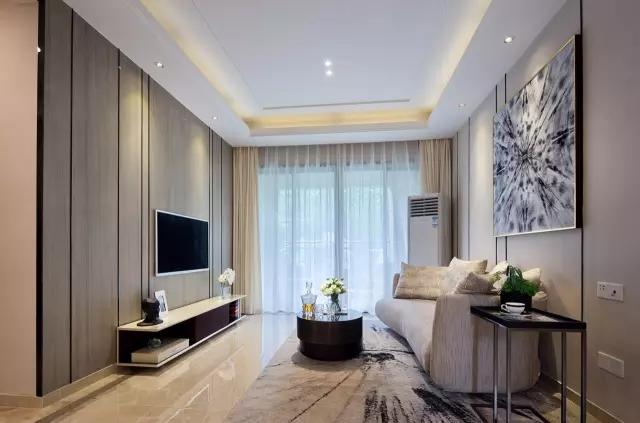 客厅落地窗为空间带来不错的采光，米色背景搭配同色系沙发，自然的气息流淌在空间中。