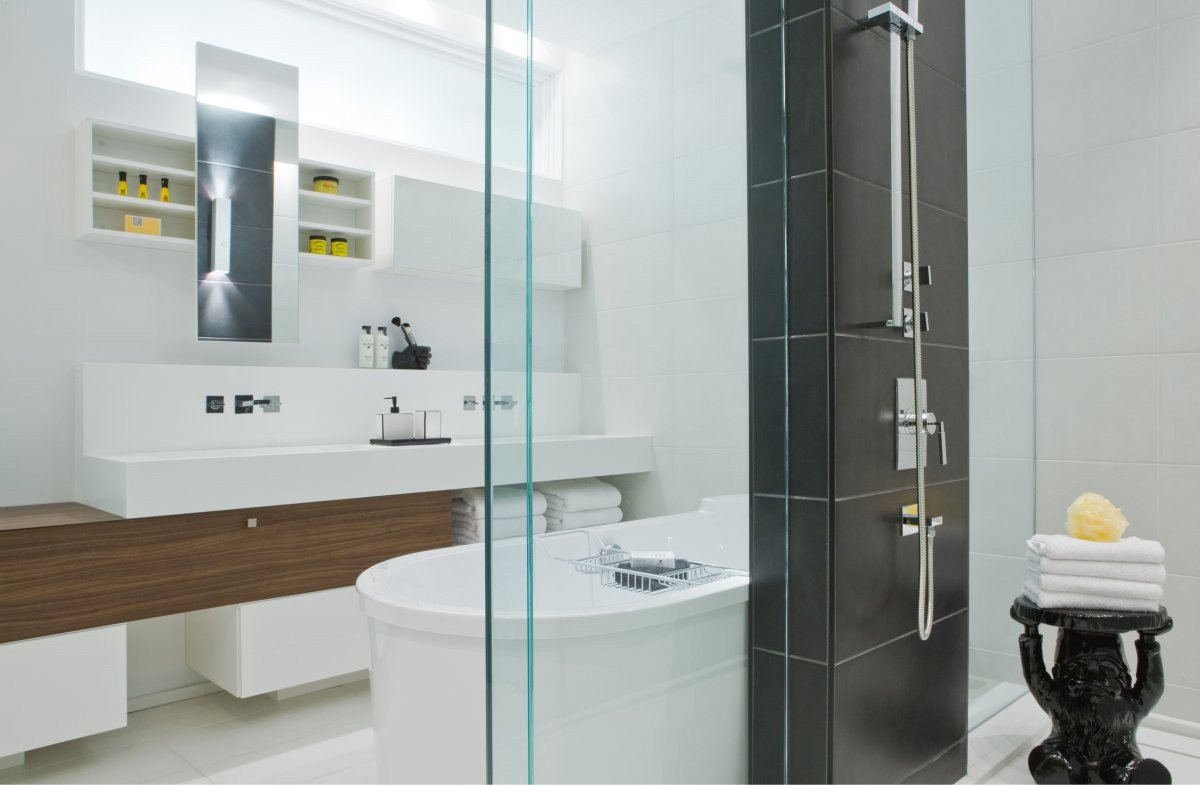 卫生间明亮洁净，木色、黑色、白色等不同深度材质差别，丰富了空间色彩。