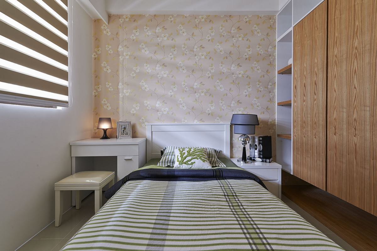 侧卧床头背景墙运用壁纸铺贴，呈现出素雅简洁的美学气质，勾勒出几分灵动感。