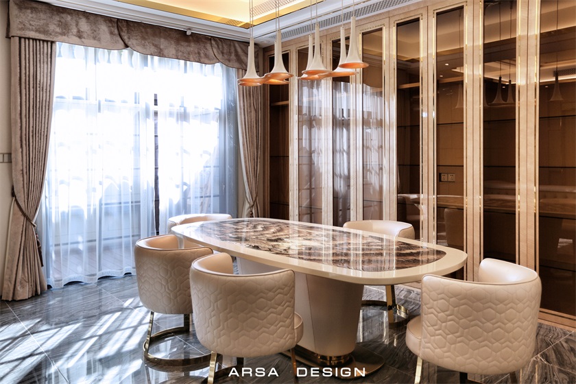 餐厅空间以暖色调打造，明快整洁，造型简约且时尚的餐椅与餐桌搭配十分和谐。