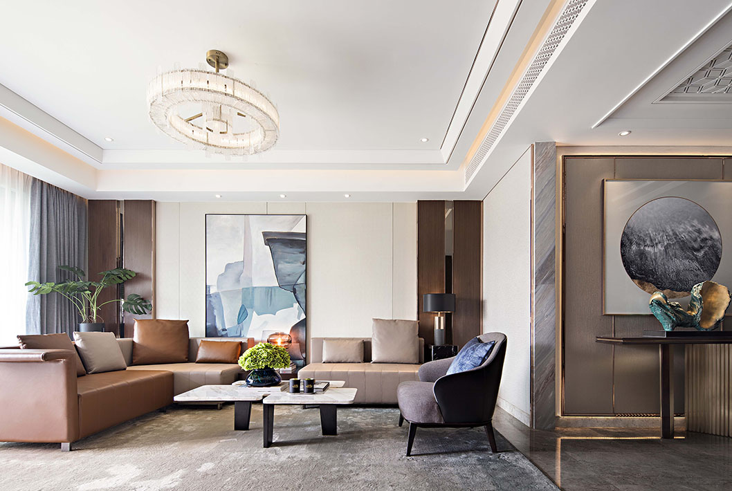 咖色皮质沙发咖白色背景设计，客厅空间简洁而大气，凸显出时尚的生活气息。