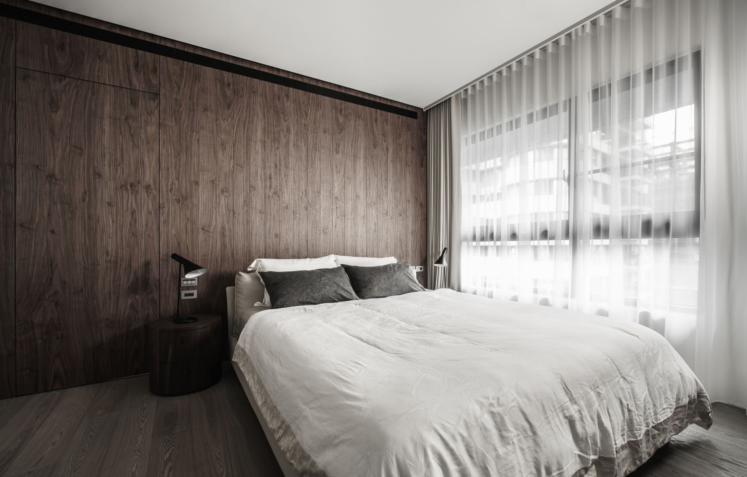 主卧空间采光较好，使得空间更加开阔透亮，浅色色调配色让卧室空间更加温暖如昔。