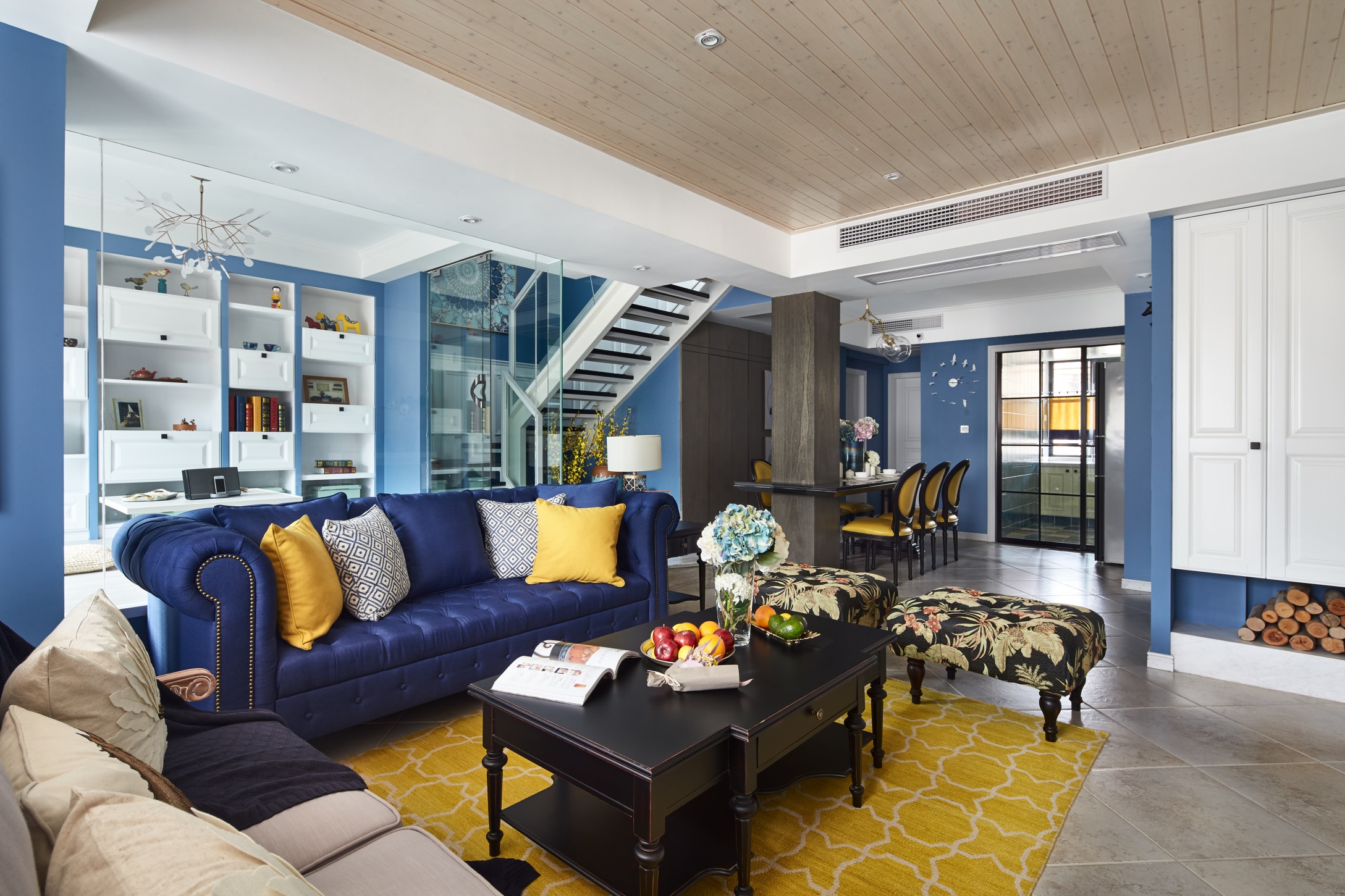 蓝色与白色作为客厅主题色， 给人简洁大气的感觉，客厅、餐厅、书房三位一体，气派华丽。