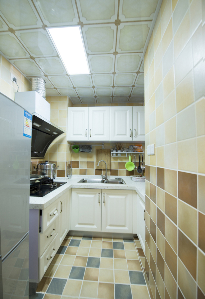 把生活阳台的门移至卫生间门后，增加了一个厨房的操作空间。