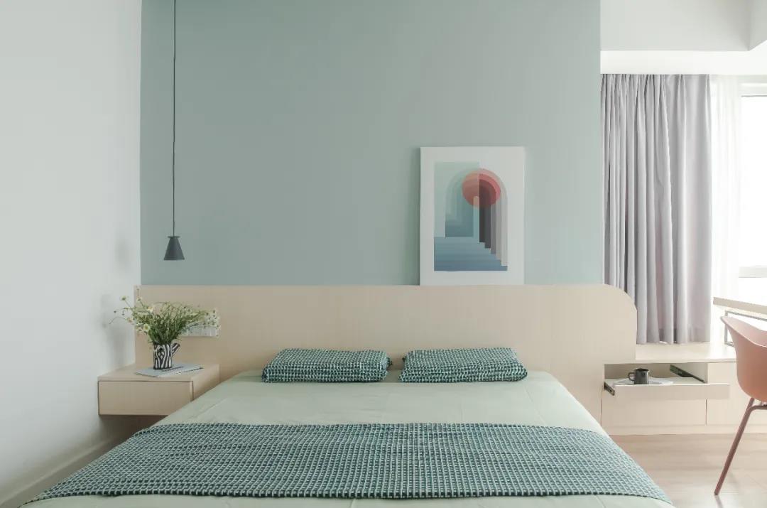浅蓝色背景墙搭配木质色床头，既有自然舒适的感觉，又有现代的轻奢质感。