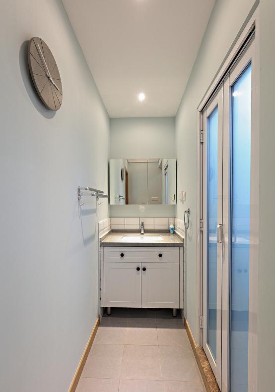 卫生间将洗漱台外移，避免内部空间显得拥挤。淋浴区域铺垫了防滑瓷砖，提高安全性。