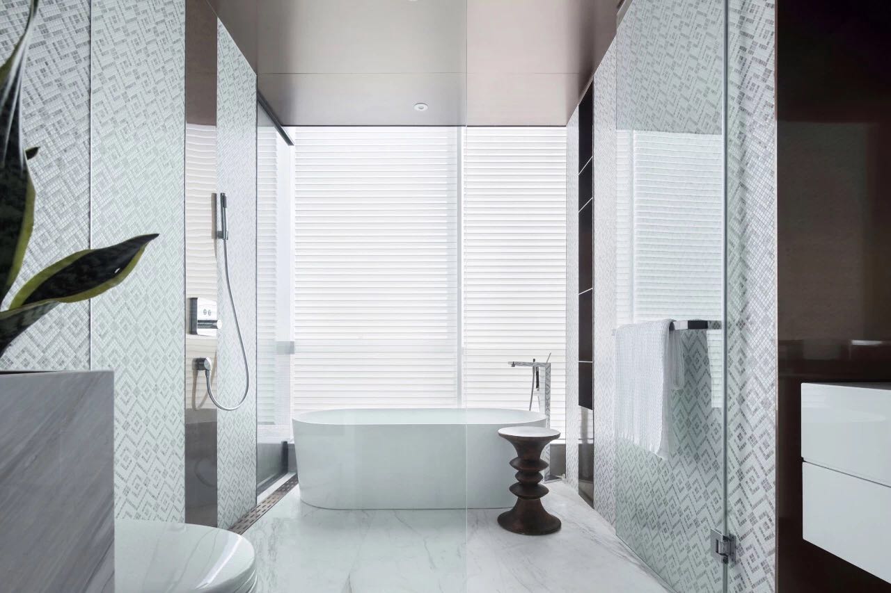 卫浴空间明亮洁净，为了提升空间的动线，设计师在局部进行了干湿分离。