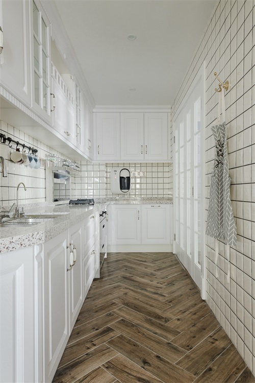 米白色的厨房氛围与白色橱柜搭配，空间明亮洁净，让人感觉心情愉悦，放松。