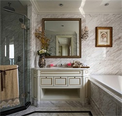 卫浴空间设计典雅，左侧采用玻璃进行了干湿分离，右侧布置浴缸，碰撞出舒适的家居氛围。