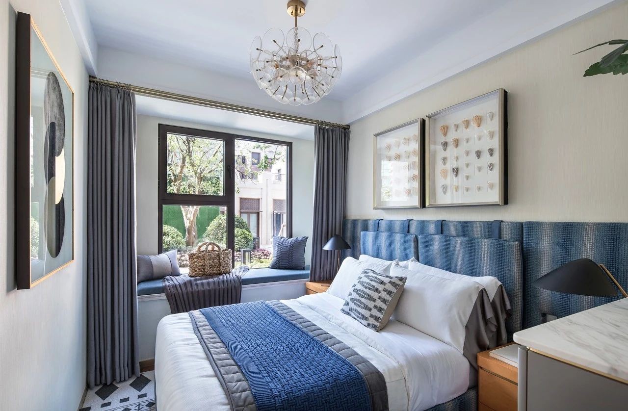 次卧背景墙设计具有层次感，米色与蓝色的结合提升了品质感，令空间显得更加有格调。